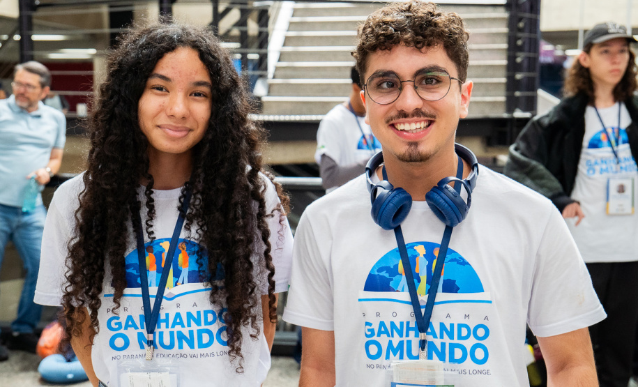 Com emoção e expectativas, 26 estudantes do Paraná embarcam para o Reino Unido pelo Programa Ganhando o Mundo