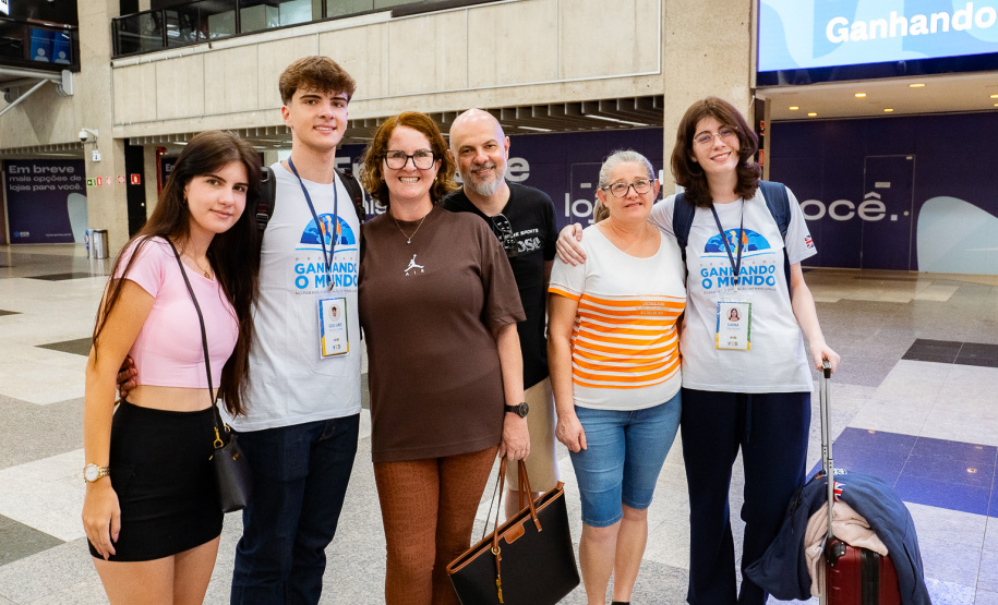 Com emoção e expectativas, 26 estudantes do Paraná embarcam para o Reino Unido pelo Programa Ganhando o Mundo