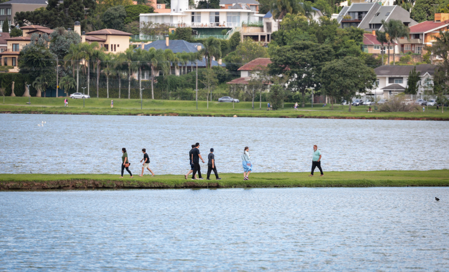 ANTES DE FRENTE FRIA, FIM DE SEMANA SERÁ DE CALOR E PANCADAS ISOLADAS DE CHUVA NO PARANÁ