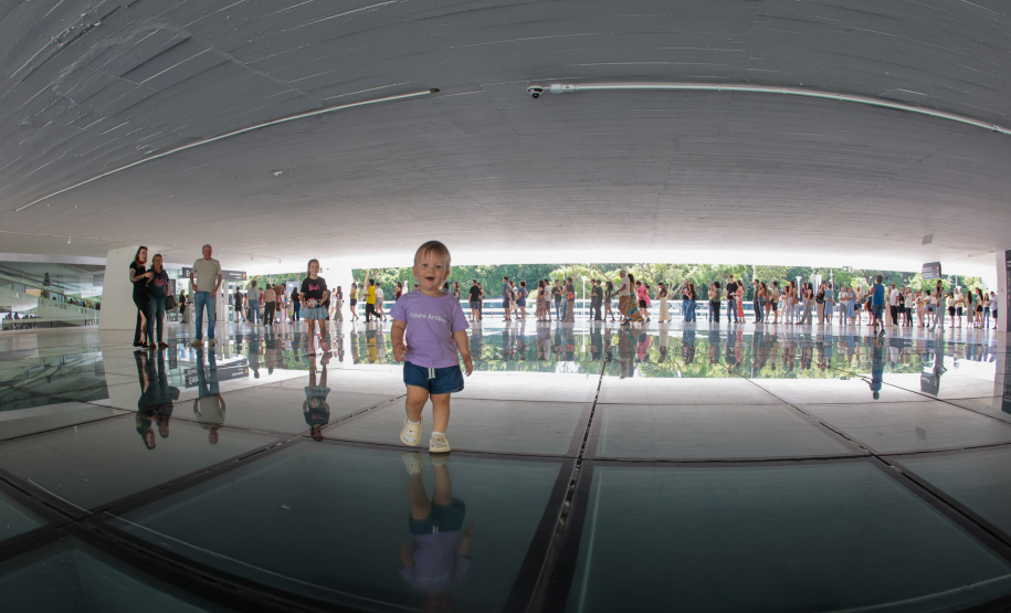 Primeira quarta-feira do ano é marcada por filas no Museu Oscar Niemeyer (MON), em Curitiba