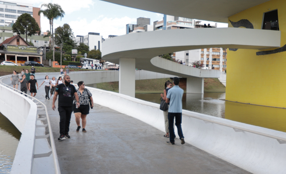 Primeira quarta-feira do ano é marcada por filas no Museu Oscar Niemeyer (MON), em Curitiba
