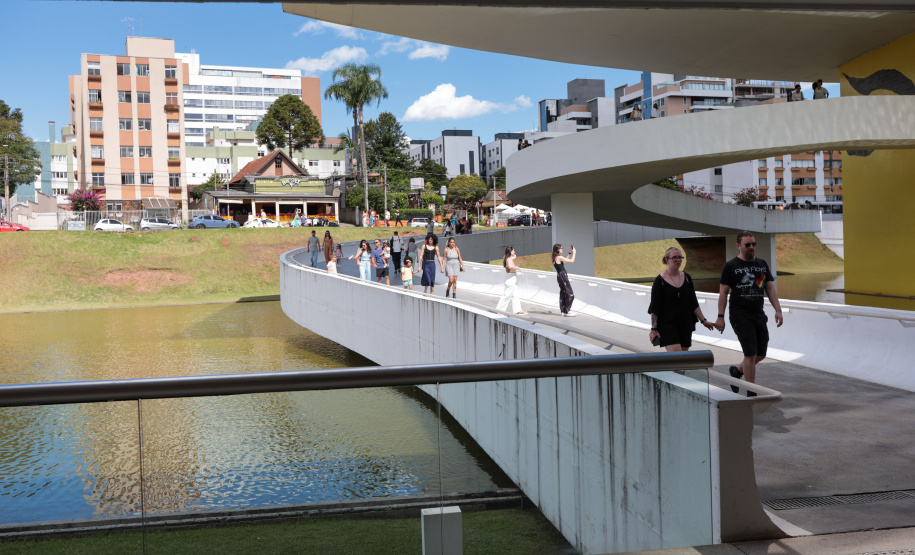 Primeira quarta-feira do ano é marcada por filas no Museu Oscar Niemeyer (MON), em Curitiba