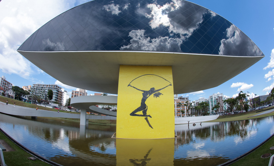Primeira quarta-feira do ano é marcada por filas no Museu Oscar Niemeyer (MON), em Curitiba