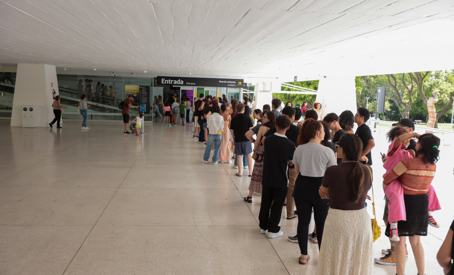 Primeira quarta-feira do ano é marcada por filas no Museu Oscar Niemeyer (MON), em Curitiba