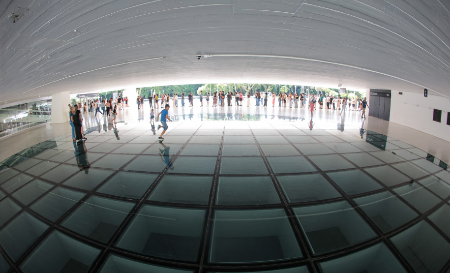 Primeira quarta-feira do ano é marcada por filas no Museu Oscar Niemeyer (MON), em Curitiba