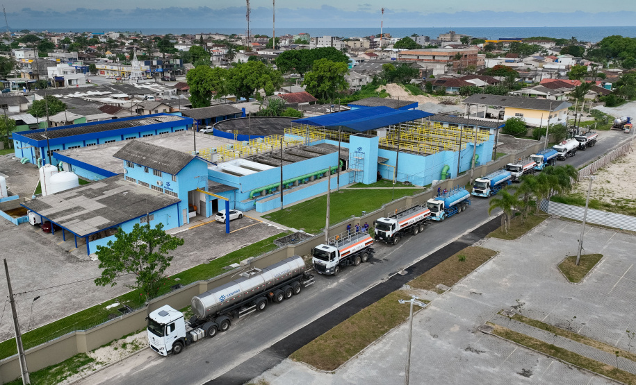 Sanepar reforça abastecimento com bags gigantes, 26 caminhões-pipa e troca de adutoras no Litoral
