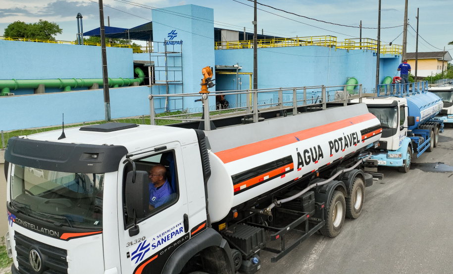 Sanepar reforça abastecimento com bags gigantes, 26 caminhões-pipa e troca de adutoras no Litoral
