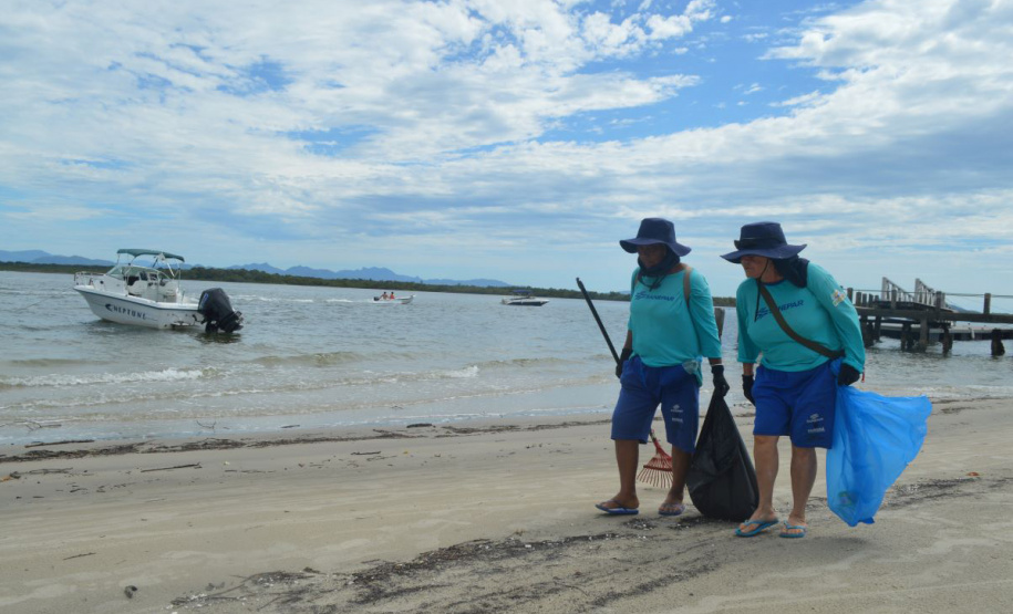 Sanepar leva limpeza da praia à Ilha das Peças