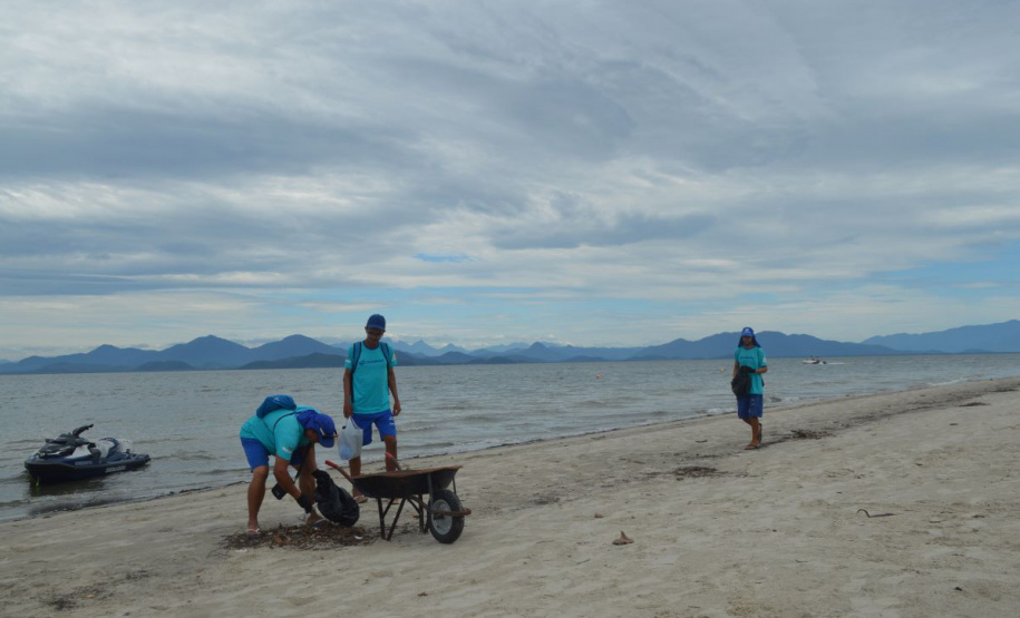 Sanepar leva limpeza da praia à Ilha das Peças