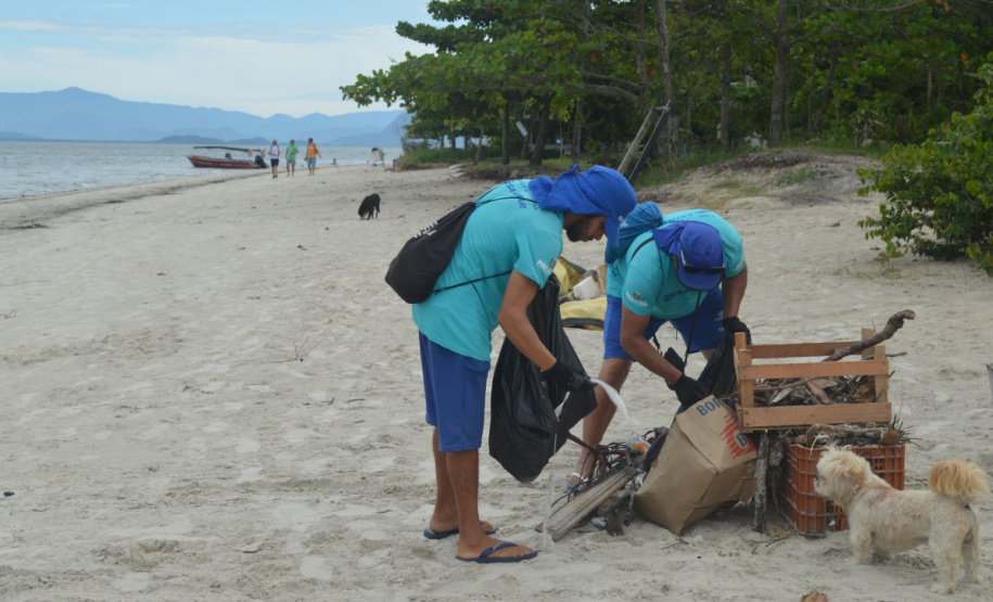 Sanepar leva limpeza da praia à Ilha das Peças