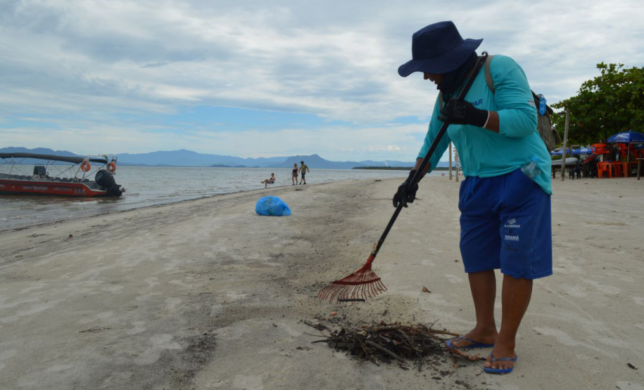 Sanepar leva limpeza da praia à Ilha das Peças
