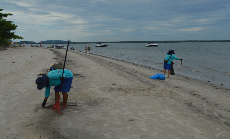 Sanepar leva limpeza da praia à Ilha das Peças