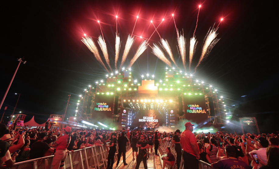 O cantor Eduardo Costa  durante a apresentacao do seu show dentro da programacao do Verao Maior Parana,