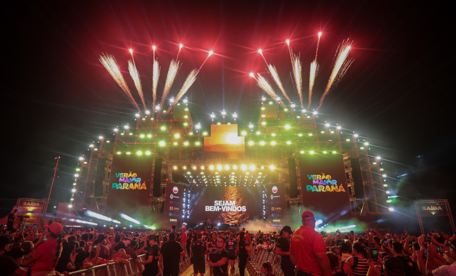 O cantor Eduardo Costa  durante a apresentacao do seu show dentro da programacao do Verao Maior Parana,