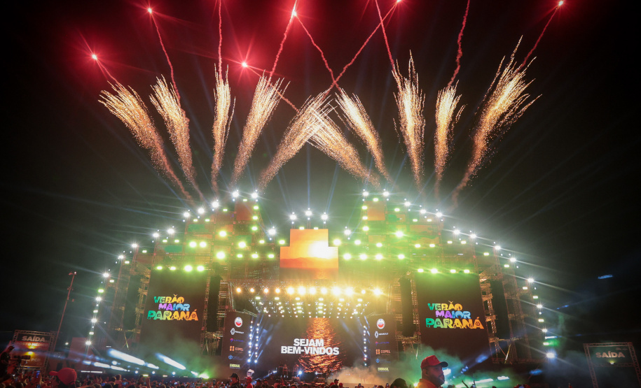 O cantor Eduardo Costa  durante a apresentacao do seu show dentro da programacao do Verao Maior Parana,