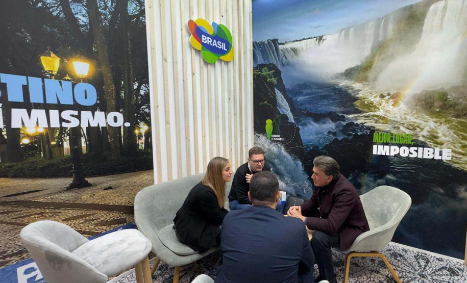 Destinos, serviços e gastronomia paranaense são destaques em feira de turismo na Espanha
