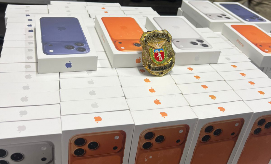 PCPR prende dois homens e apreende 1,6 mil celulares sem procedência em Curitiba