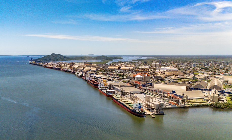 Portos paranaenses lideram movimentação entre os maiores do Brasil em 2025