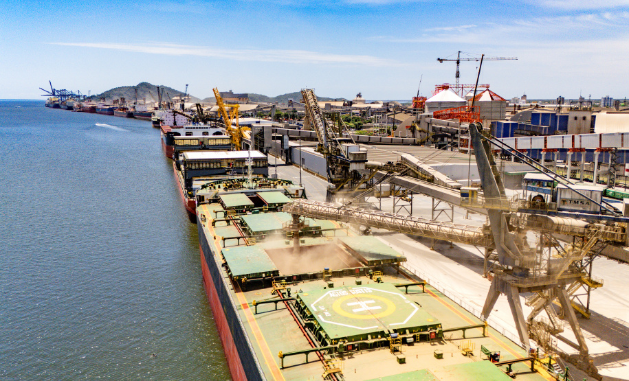 Portos paranaenses lideram movimentação entre os maiores do Brasil em 2025