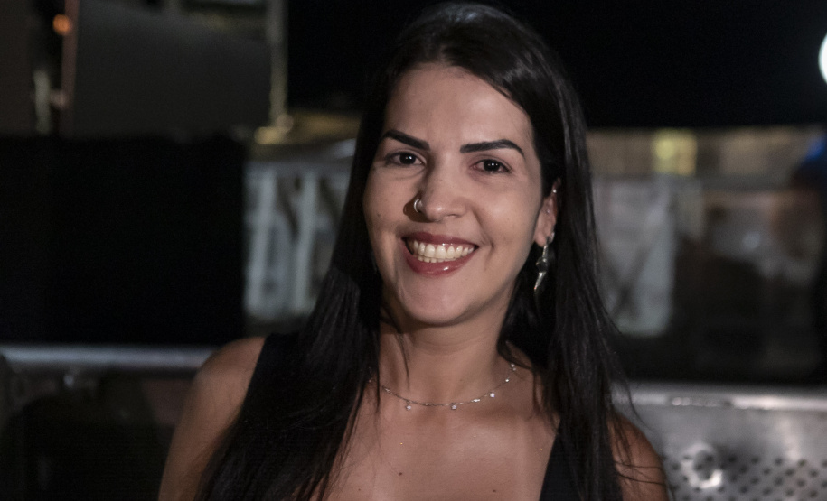 Fãs de Gusttavo Lima dormem na praia para garantir melhor lugar no show deste domingo