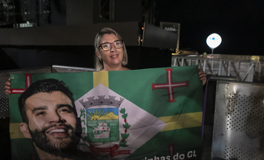 Fãs de Gusttavo Lima dormem na praia para garantir melhor lugar no show deste domingo
