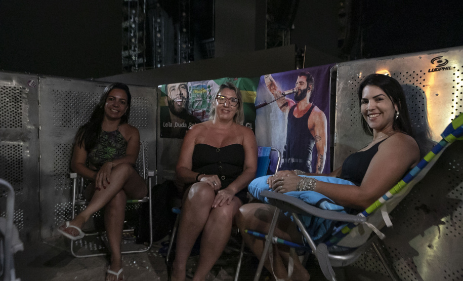 Fãs de Gusttavo Lima dormem na praia para garantir melhor lugar no show deste domingo