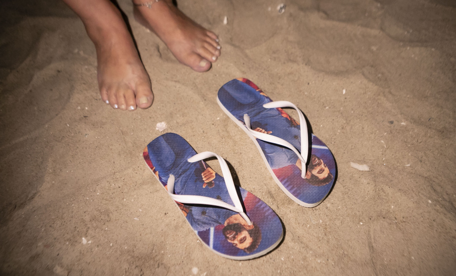 Fãs de Gusttavo Lima dormem na praia para garantir melhor lugar no show deste domingo