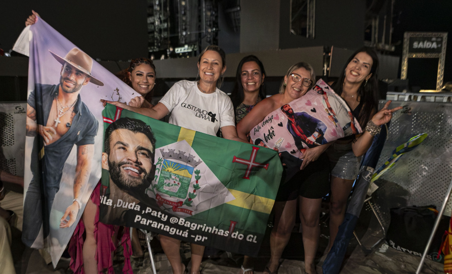 Fãs de Gusttavo Lima dormem na praia para garantir melhor lugar no show deste domingo