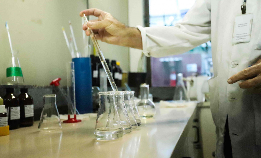 Servidores do IAT celebram a manutenção da certificação de padrão internacional pelo laboratório do órgão em Londrina.