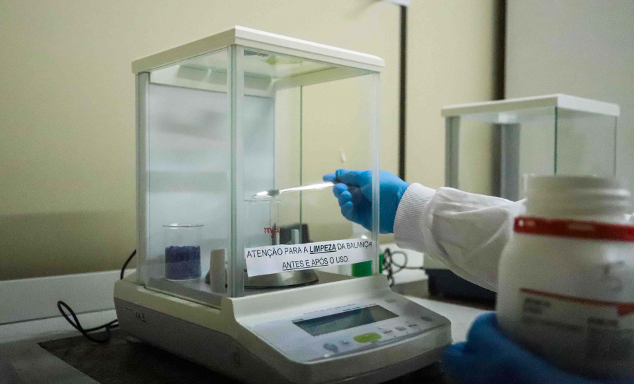 Servidores do IAT celebram a manutenção da certificação de padrão internacional pelo laboratório do órgão em Londrina.