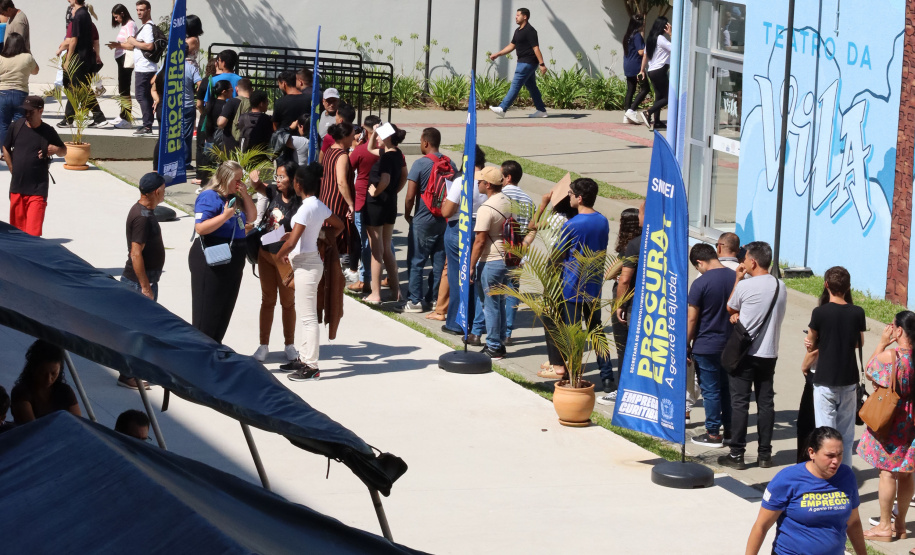 SETR - Mutirão Emprega Mais Curitiba oferece mais de 2 mil vagas e atende mais de mil pessoas na CIC