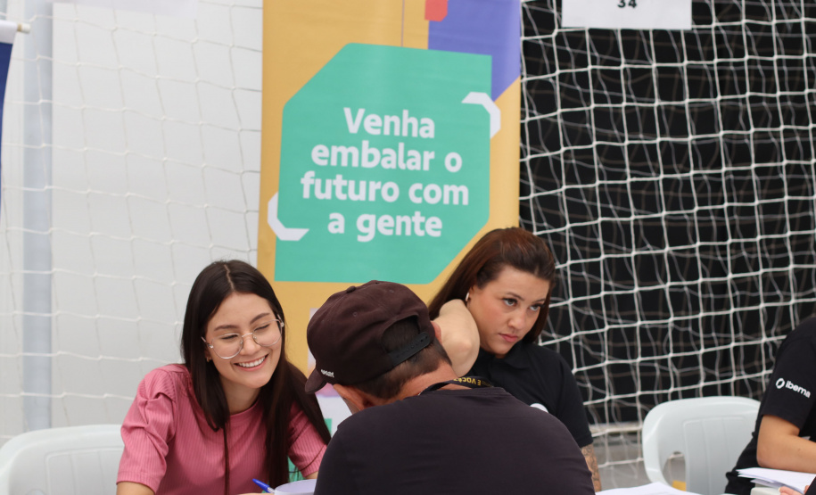 SETR - Mutirão Emprega Mais Curitiba oferece mais de 2 mil vagas e atende mais de mil pessoas na CIC