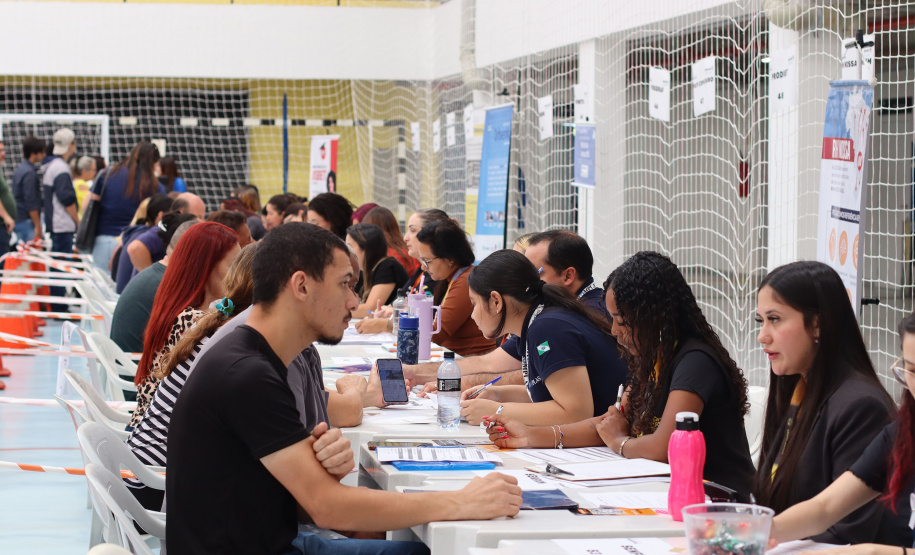 SETR - Mutirão Emprega Mais Curitiba oferece mais de 2 mil vagas e atende mais de mil pessoas na CIC