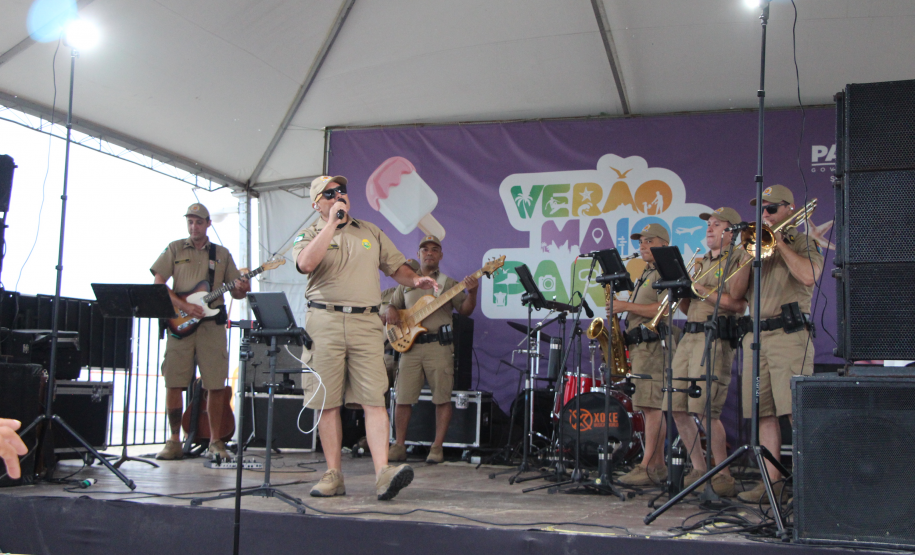 Nem a chuva afasta o público: Banda da PMPR agita o Palco Sunset em Shangri-lá