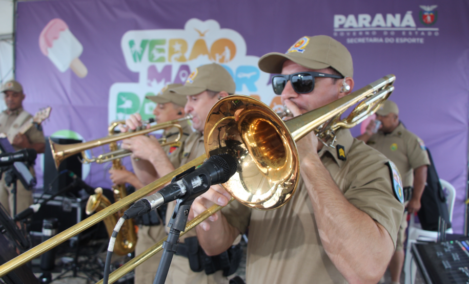 Nem a chuva afasta o público: Banda da PMPR agita o Palco Sunset em Shangri-lá
