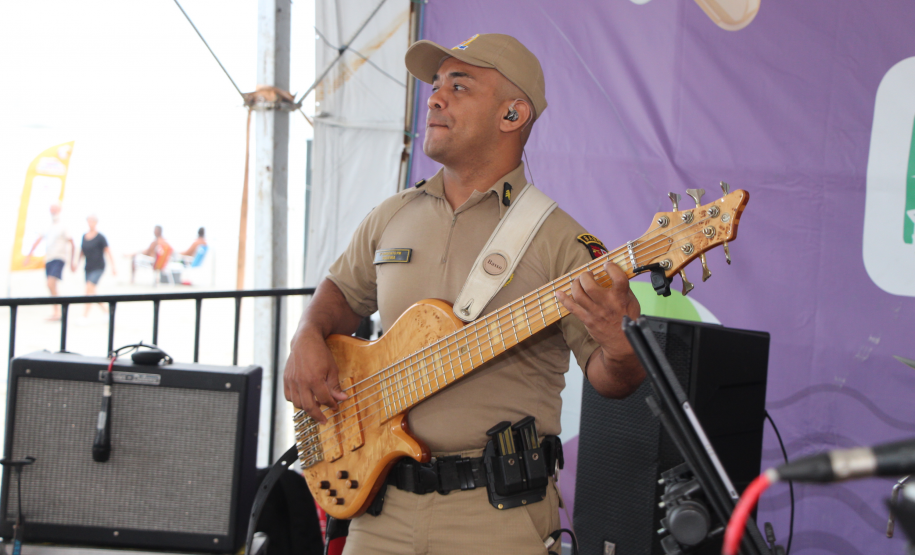 Nem a chuva afasta o público: Banda da PMPR agita o Palco Sunset em Shangri-lá