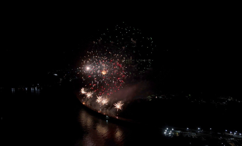 Maior queima de fogos da história do Litoral ilumina a Ponte de Guaratuba