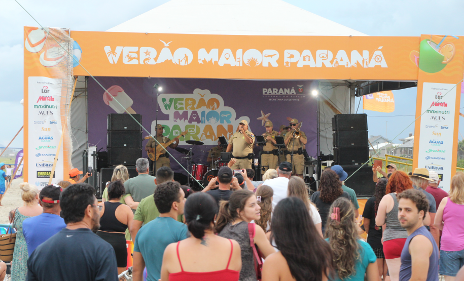 Nem a chuva afasta o público: Banda da PMPR agita o Palco Sunset em Shangri-lá