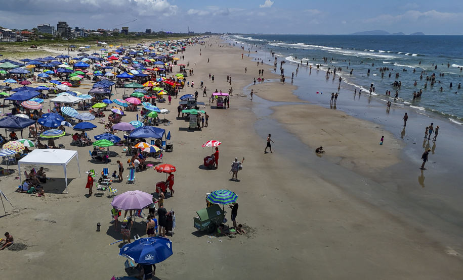 CALOR E TEMPESTADES: CARACTERÍSTICAS DE VERÃO VOLTAM AO PARANÁ NESTA SEMANA
