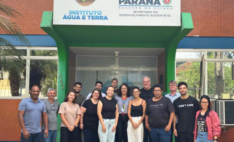 Servidores do IAT celebram a manutenção da certificação de padrão internacional pelo laboratório do órgão em Londrina.
