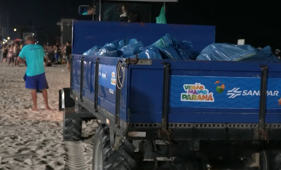 Sanepar - Trabalho da Sanepar durante a madrugada garante praias limpas e seguras após shows no Litoral