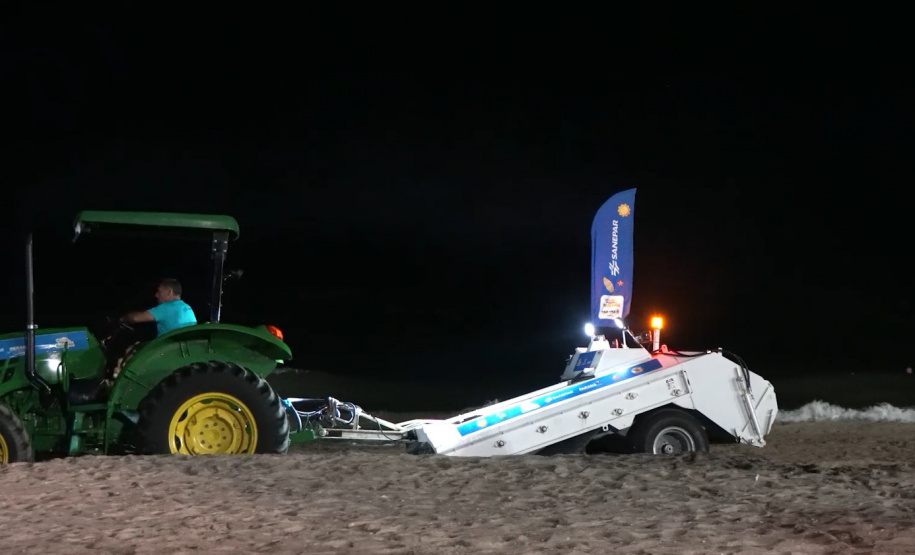 Sanepar - Trabalho da Sanepar durante a madrugada garante praias limpas e seguras após shows no Litoral