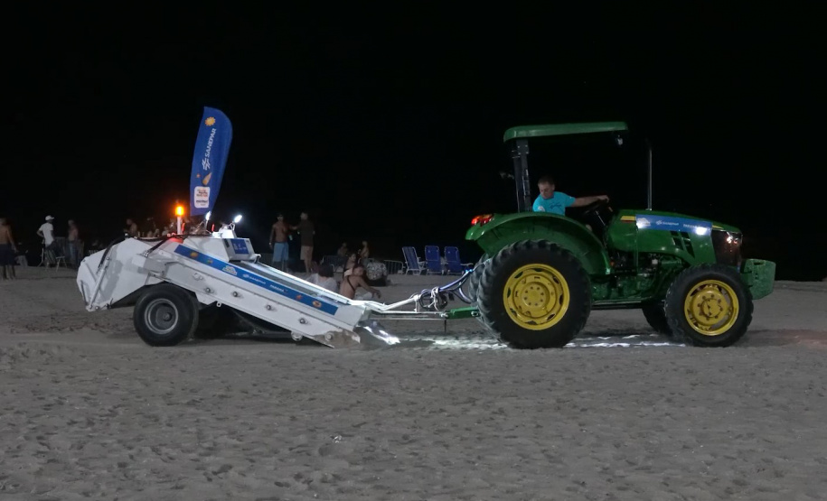 Sanepar - Trabalho da Sanepar durante a madrugada garante praias limpas e seguras após shows no Litoral