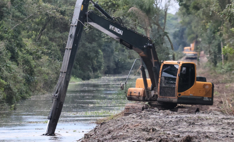 Estado começa a limpar e desassorear 45 quilômetros de canais no Litoral do Paraná
