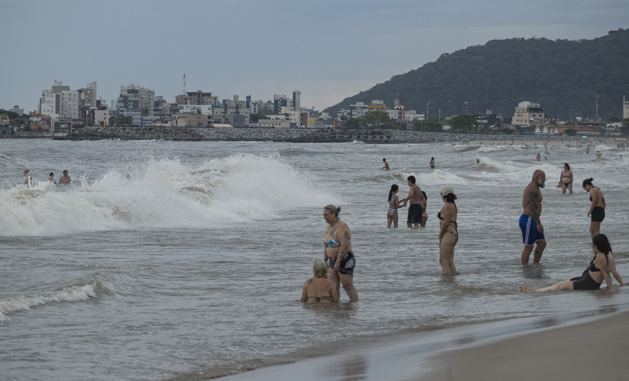 LITORAL TERÁ FIM DE SEMANA DE MUITO CALOR E PANCADAS DE CHUVA