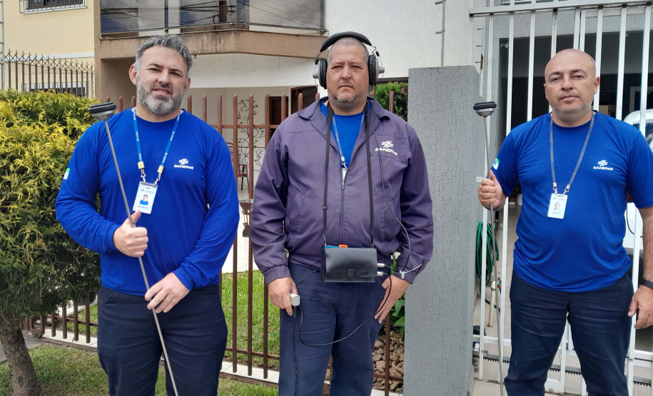 "Caçadores de vazamentos" da Sanepar usam audição treinada para evitar desperdício água
