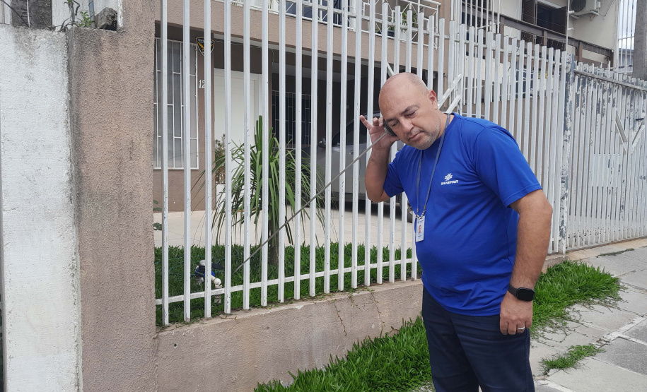 "Caçadores de vazamentos" da Sanepar usam audição treinada para evitar desperdício água