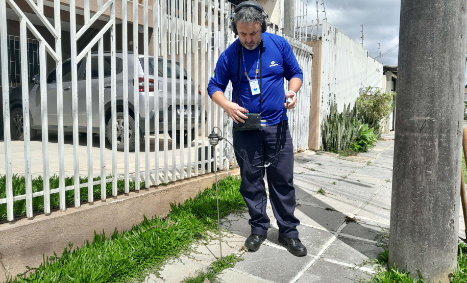"Caçadores de vazamentos" da Sanepar usam audição treinada para evitar desperdício água