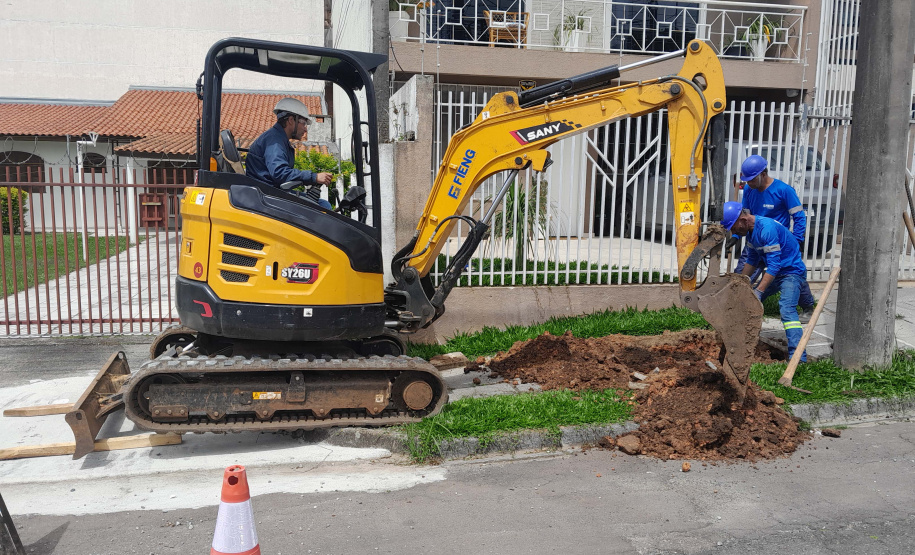 "Caçadores de vazamentos" da Sanepar usam audição treinada para evitar desperdício água