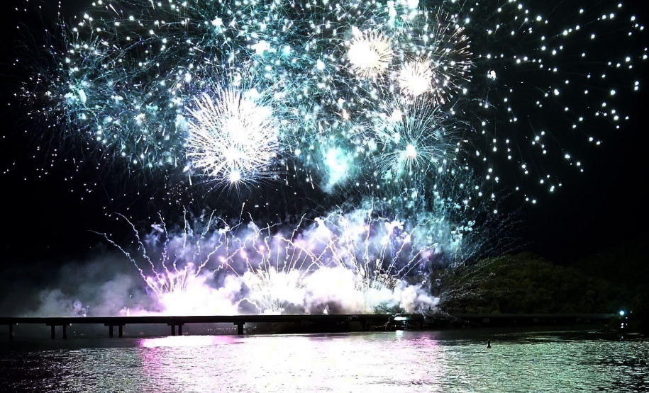 Maior queima de fogos da história do Litoral ilumina a Ponte de Guaratuba